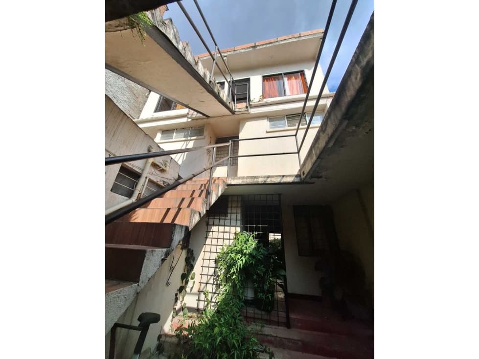 Se vende casa en Santa Isabel de 3 pisos 3 apartaestudios. DM 9646999 - 1