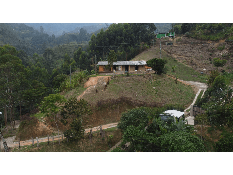 SE VENDE CASA CAMPESTRE CON CASA TRADICIONAL CAMPESINA - 1