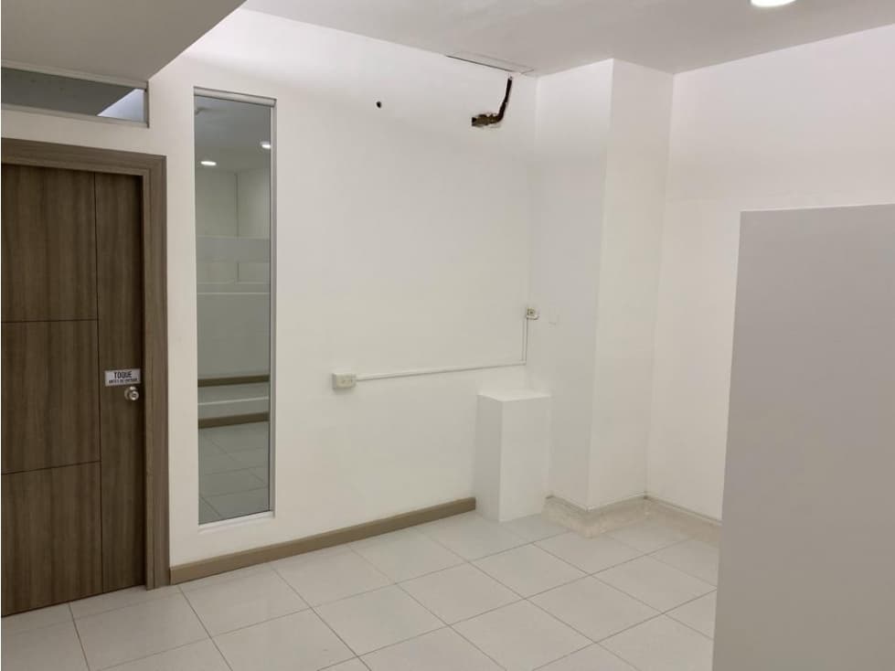 ARRIENDA OFICINA EN EL CENTRO DE NEGOCIOS ALAMEDAS II - 1