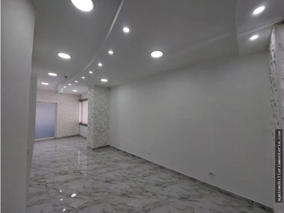 SE VENDE AMPLIO CONSULTORIO EN PLACES MALL - 1