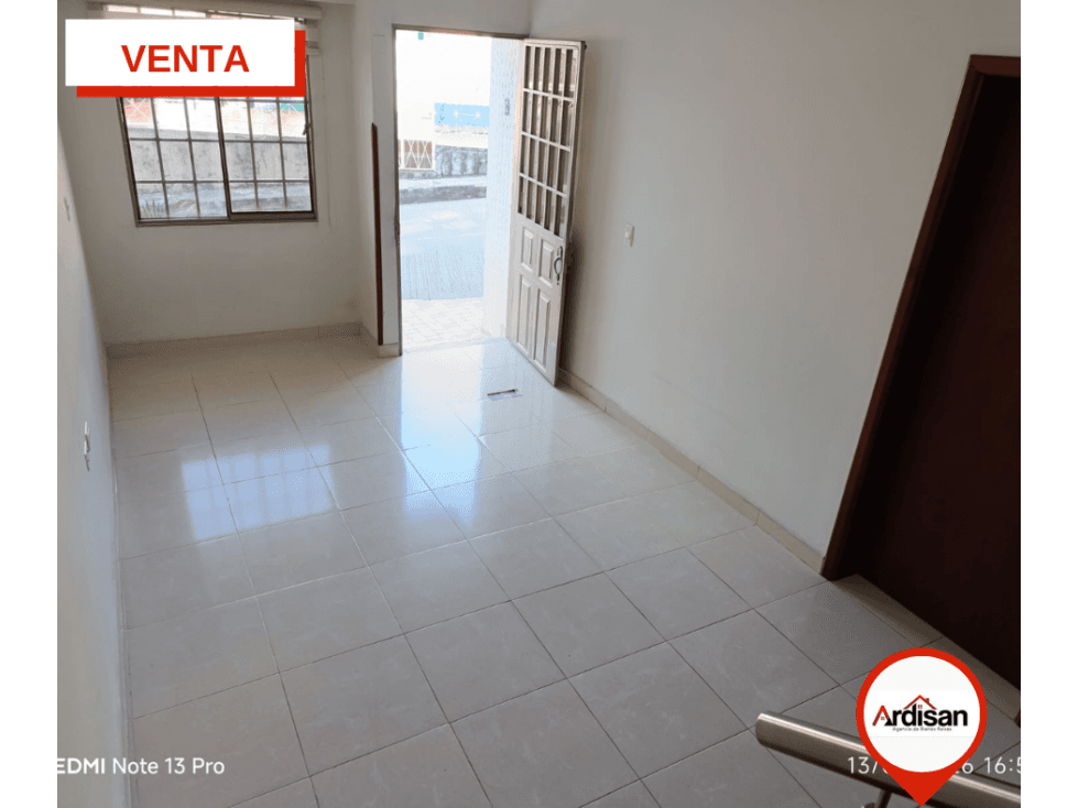 AMPLIA CASA DE DOS PISOS CON TERRAZA Y GARAJE - 1