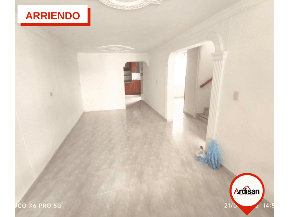 ARRIENDO CASA DE DOS PISOS CON GARAJE - PORTAL DE SARAVITA - 1