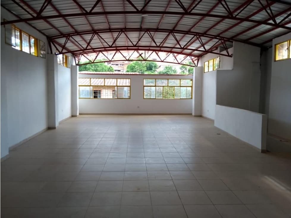 CASA COMPRENDIDA POR DOS LOCALES COMERCIALES - 1