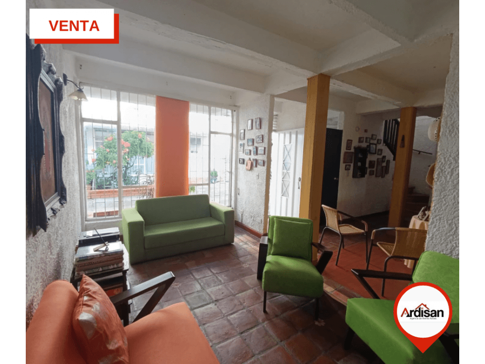 CASA CENTRAL DE DOS PISOS EN CONJUNTO CERRADO - 1