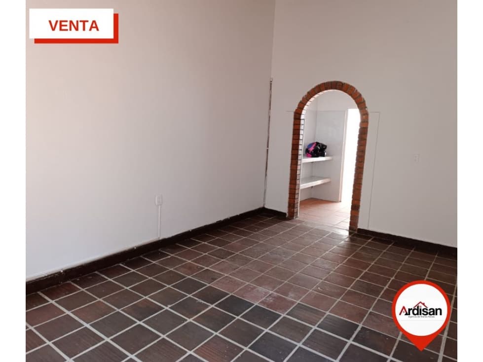 CASA TRADICIONAL DE DOS PISOS EN PEATONAL - 1