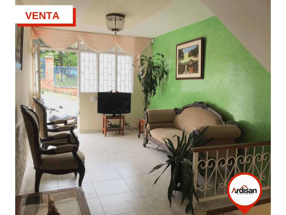 CASA DE DOS PISOS CON PARQUEADERO UBICACIÓN CENTRAL - 1