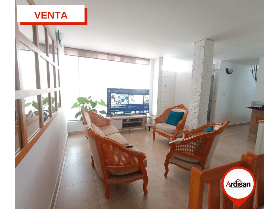 LINDA CASA CENTRAL EN CONJUNTO CERRADO - 1