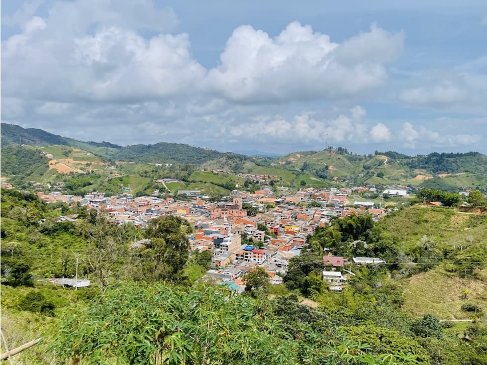 Se vende lote con vista al parque en San Roque, Antioquia - 1