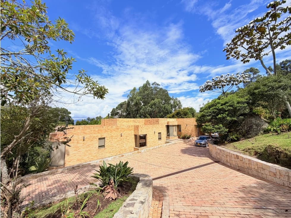 EXCLUSIVA CASA EN MEDIO DE LA NATURALEZA - 1