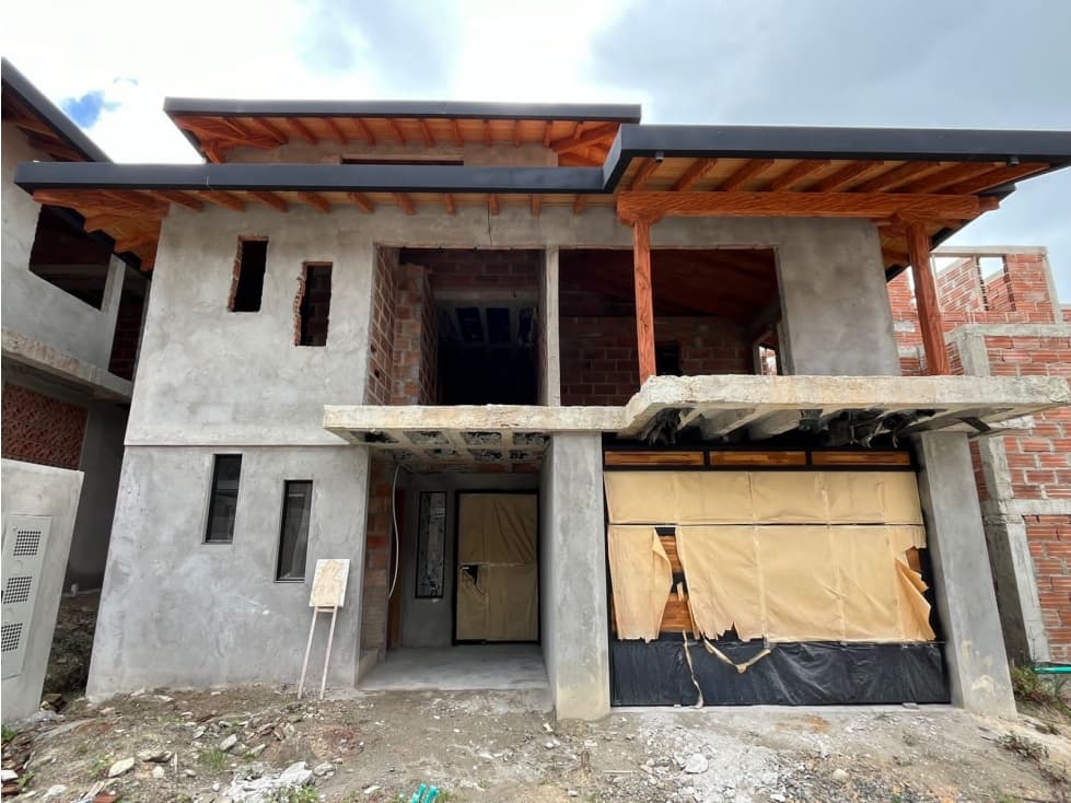 HERMOSA CASA DE TRES PLANTAS EN VENTA LA UNIÓN - 1