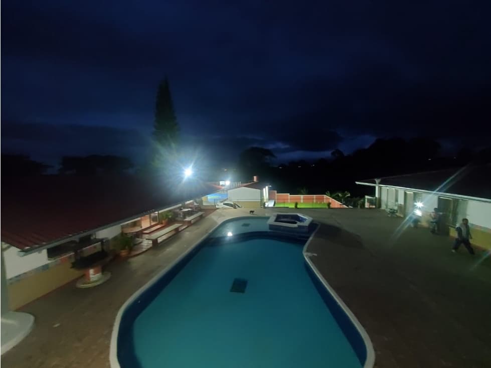 SE VENDE CHALET CON EXCELENTE UBICACION - 1