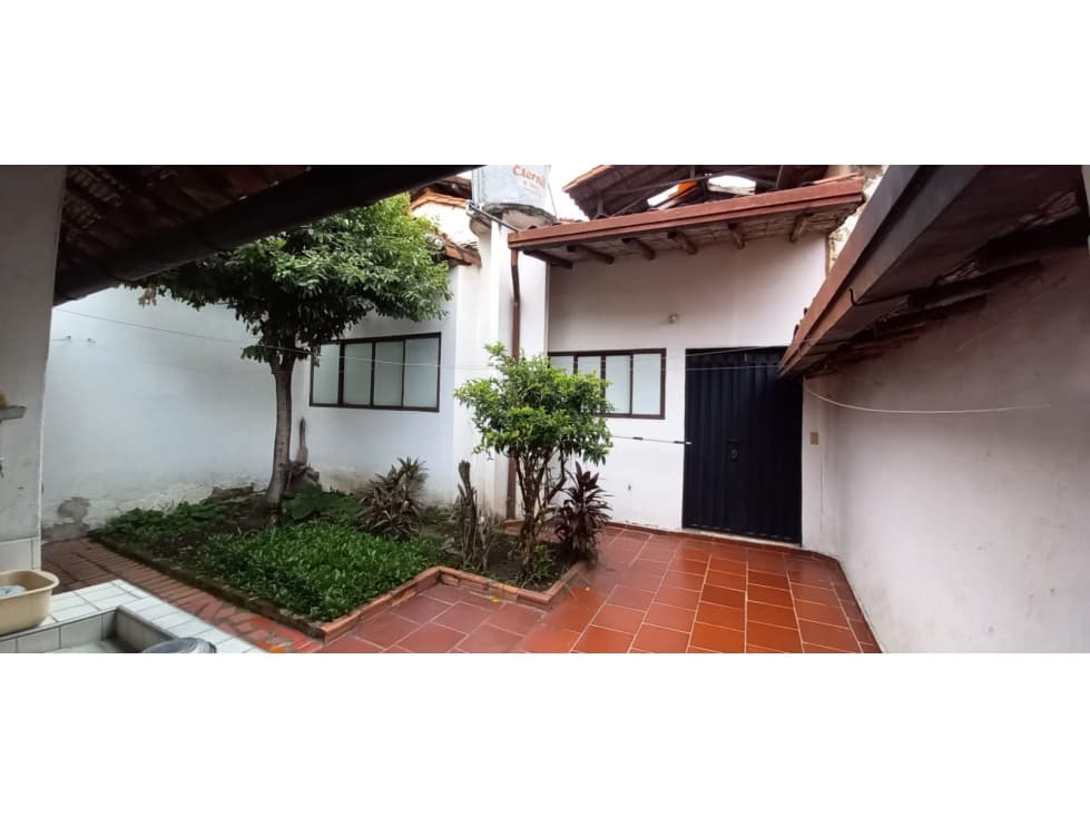 Casa esquinera frente al parque principal de Girón - 1