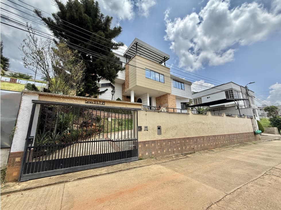 HERMOSA CASA EN EXCELENTE BARRIO - 1