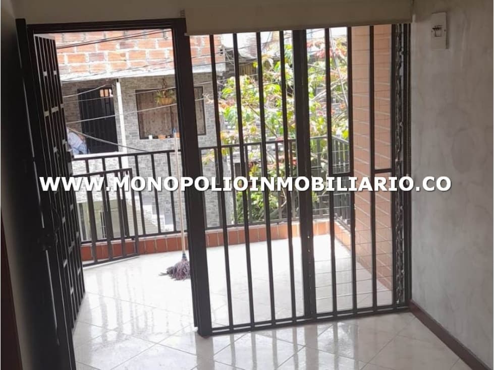 CASA BIFAMILIAR EN VENTA - SECTOR CALATRAVA, ITAGÜI COD: 25689 - 1