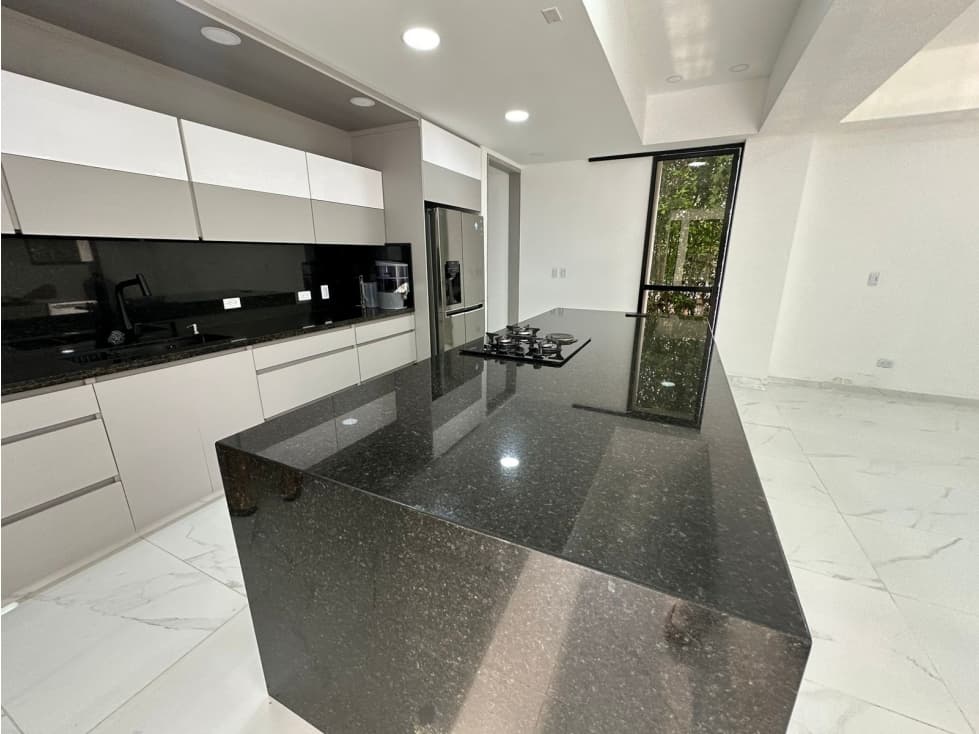 VENTA ESPECTACULAR CASA EN LAS MERCEDES - 1