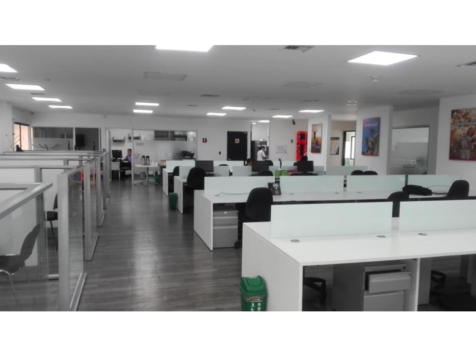 SE VENDE OFICINA PARA INVERSIÓN SECTOR LIMONAR DE 212 M2 EN PISO 3 - 1