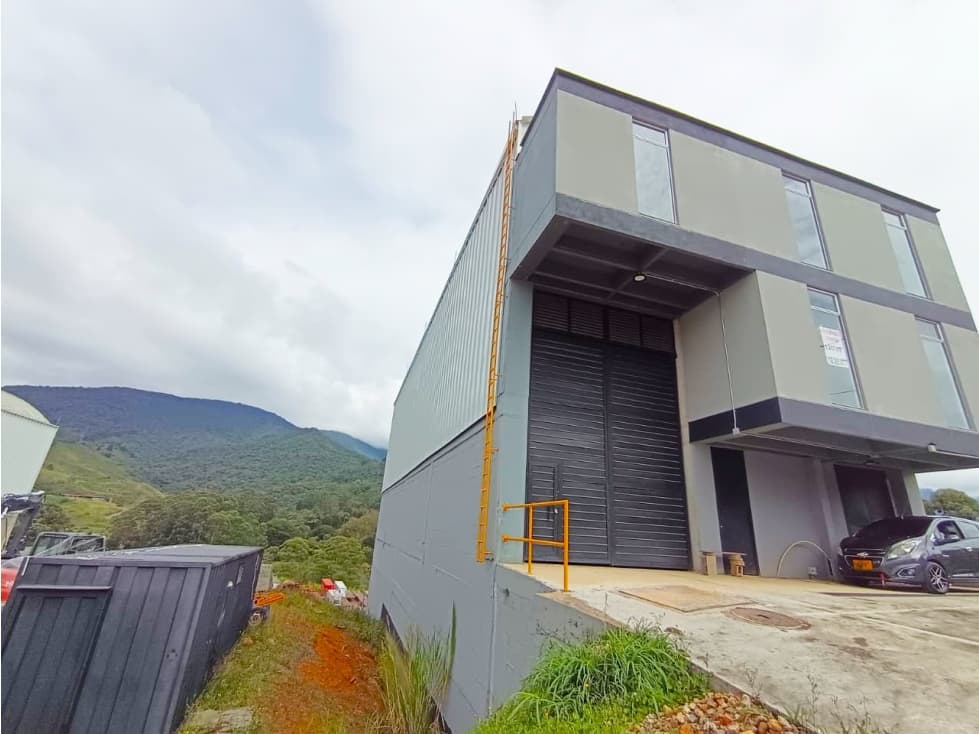 Arriendo bodega en Caldas - 1