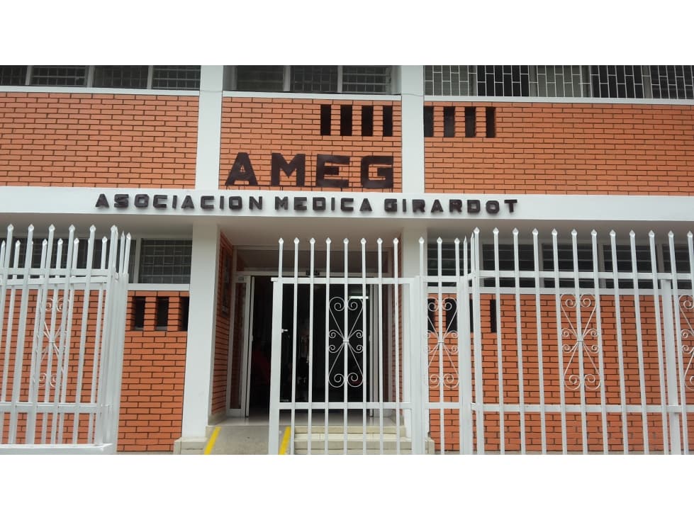 SE ARRIENDA AMPLIO CONSULTORIO EN EL GRANADA - 1