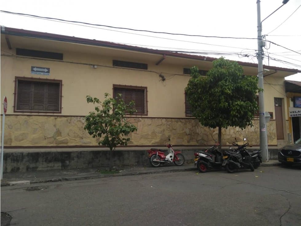 SE VENDE AGRADABLE CASA BARRIO CENTRO - 1