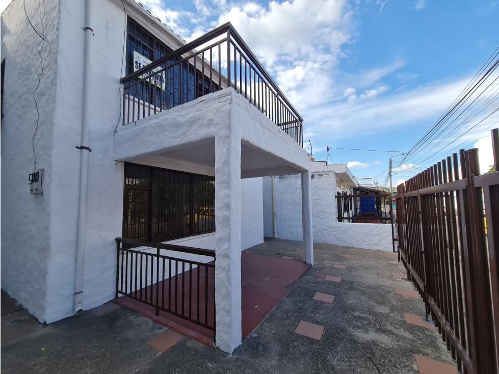 SE ARRIENDA AMPLIA CASA EN CENTENARIO - 1