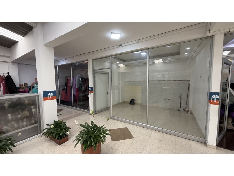 LOCAL EN VENTA EN FACATATIVA CENTRO COMERCIAL LOS PORTONES - 1