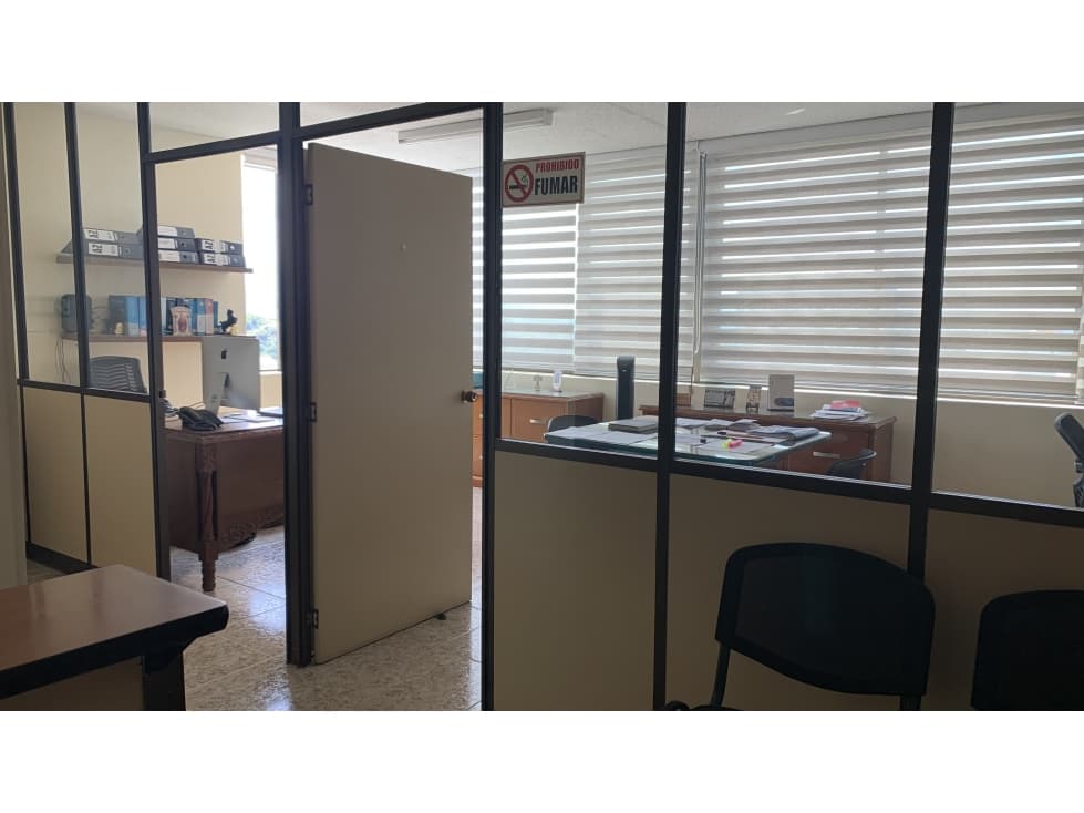 SE ARRIENDA OFICINA EN LA CÁMARA DE COMERCIO - 1