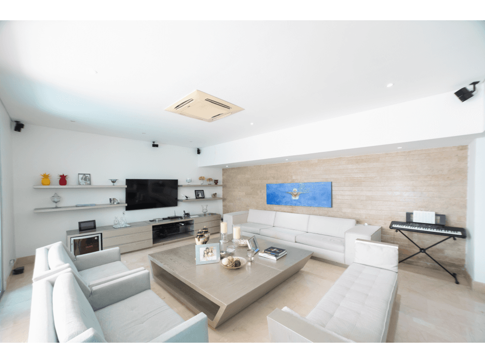 CASA EN CASTILLOGRANDE CON EXCELENTES ACABADOS - 1