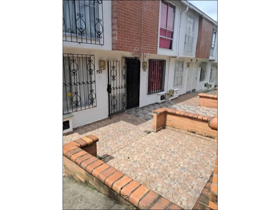 Casa esquinera en venta de tres pisos con apartamento independiente - 1