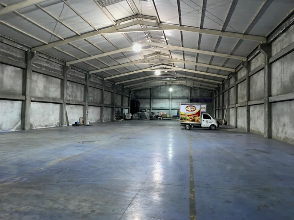 ARRIENDO BODEGA CON AREA DE 800M2 ZONA INDUSTRIAL PALMIRA - 1