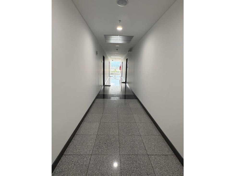 VENDO OFICINA EN EDIFICIO JARDÍN CENTRAL - 1