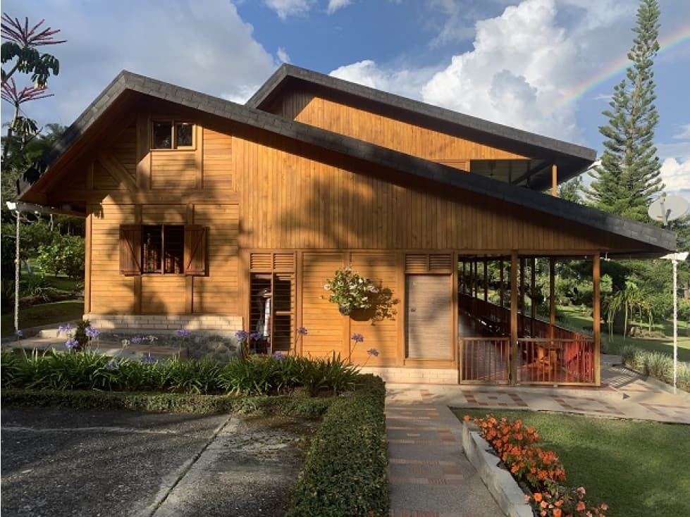 ESPECTACULAR CASA CON DISEÑO ANDINO EN PRECIOSA MADERA - 1