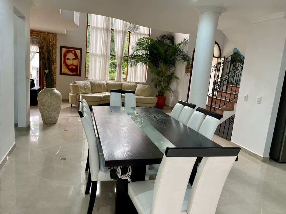 Casa de Tres Niveles en Venta en San Jose en Sabaneta - 1