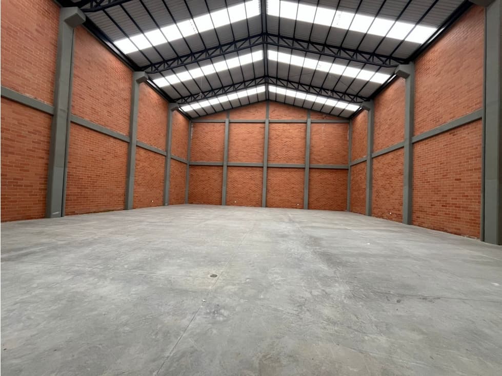 ARRIENDA BODEGA 668 M2 MADRID - 1