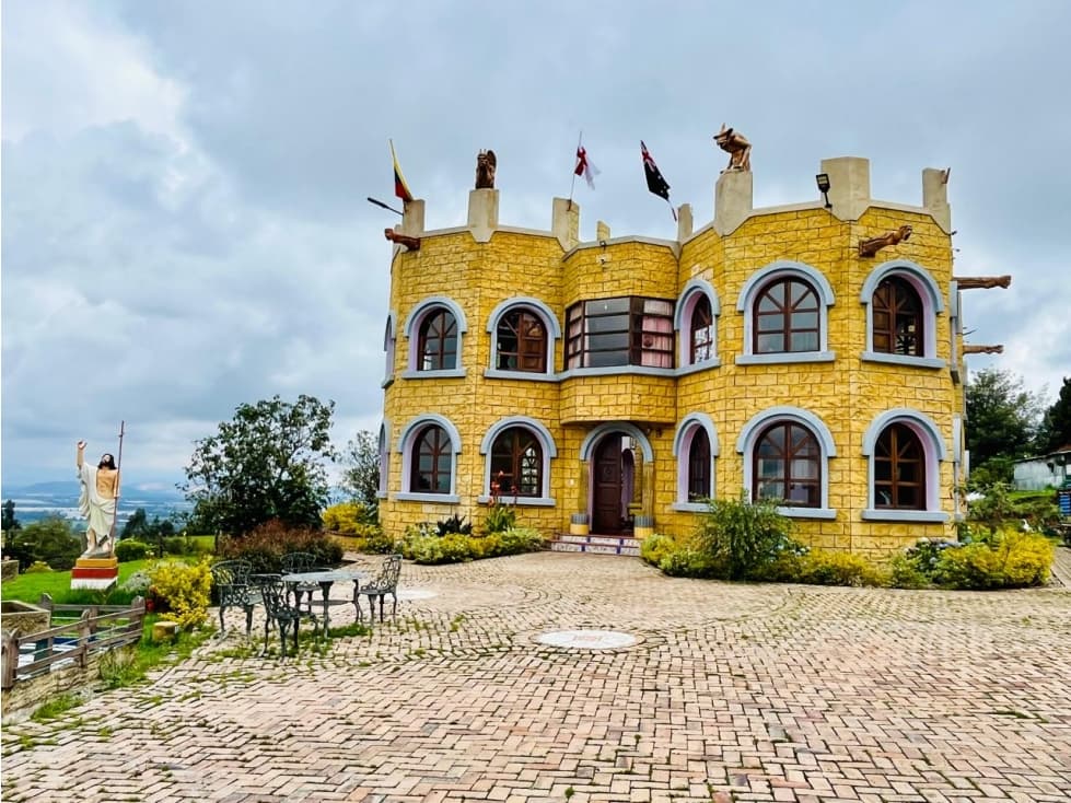 SE VENDE CASTILLO MODERNO 4.000 M2 - 1