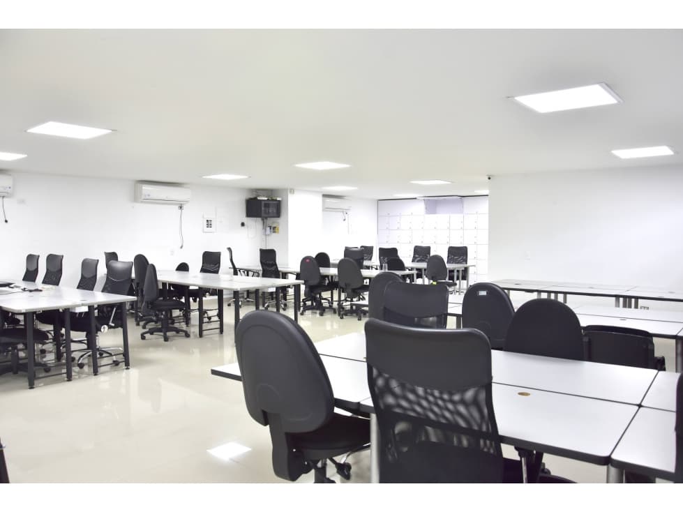 VENDO OFICINA EN SABANETA EN AV. LAS VEGAS - 1