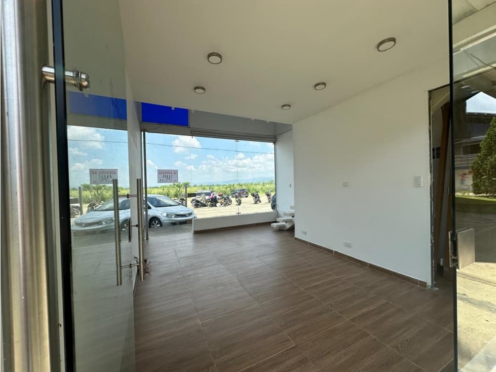 ALQUILER LOCAL COMERCIAL EN PRESTIGIOSO COMPLEJO DEPORTIVO - 1