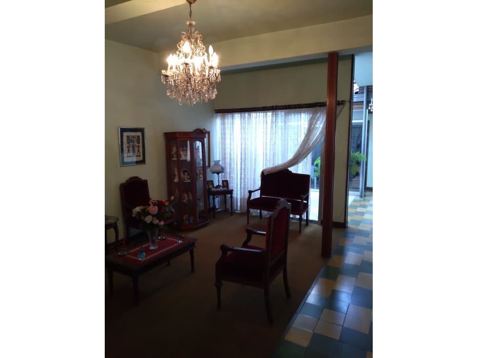 Casona ubicada en laureles - 1