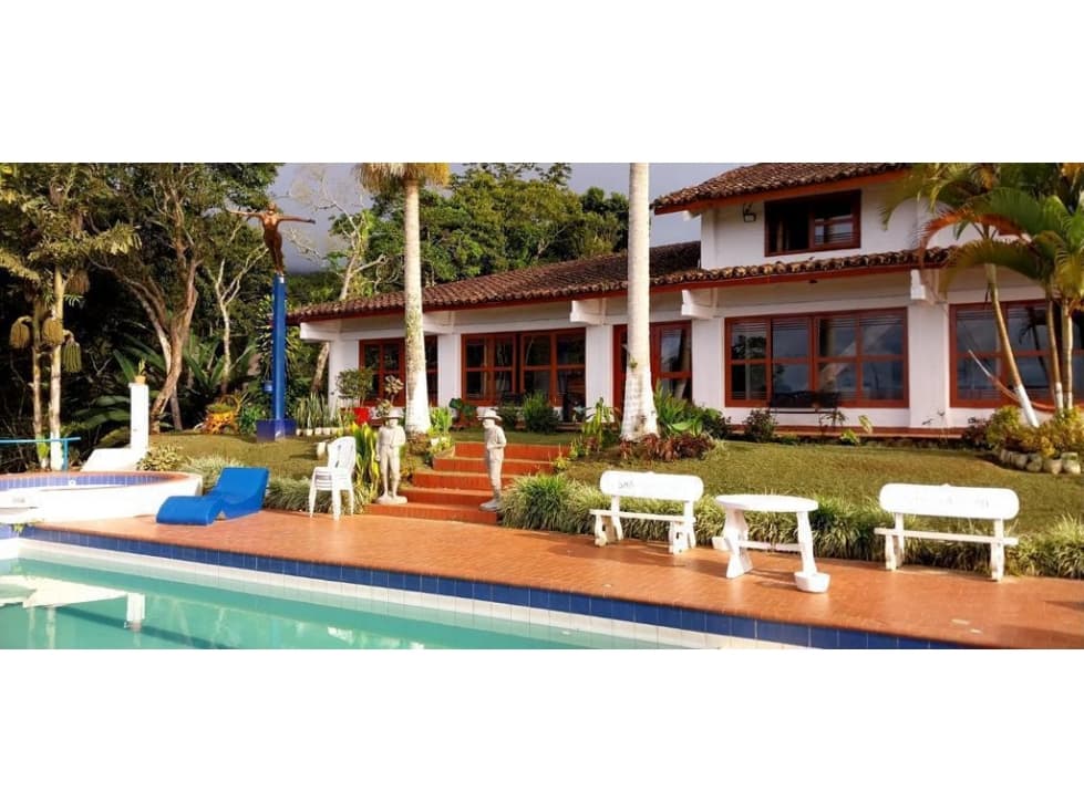 FINCA AMOBLADA CON 3 RESIDENCIAS Y OPCIONES DE ESPARCIMIENTO - 1