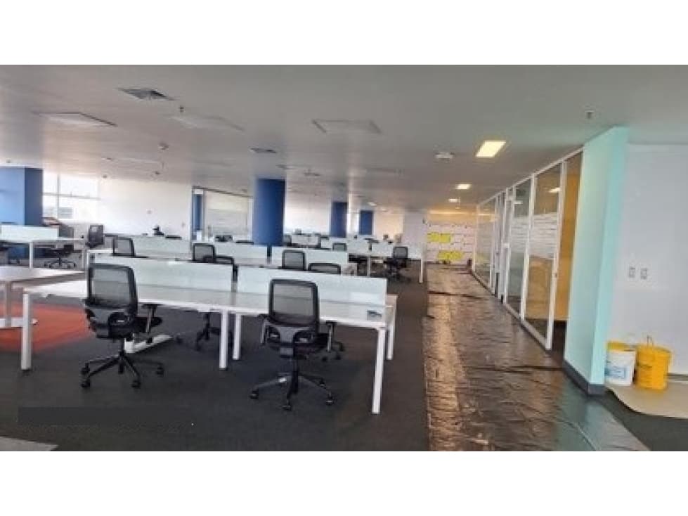 Edificio de Oficinas Amplia Siberia Ubicada en Zona Industrial - 1