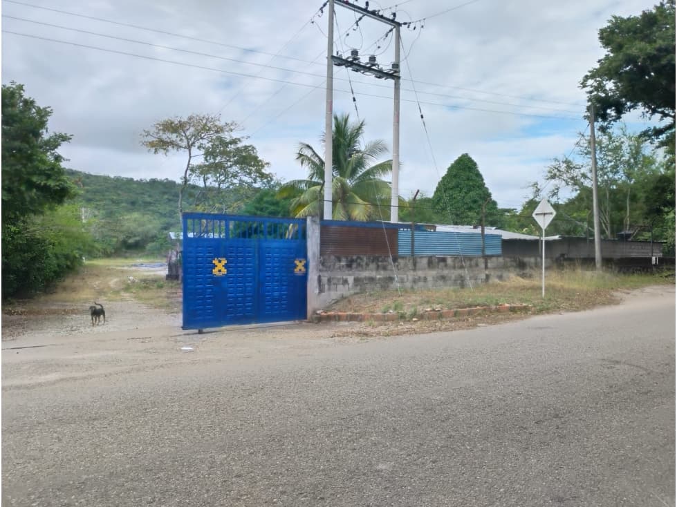 VENDO LOTE INDUSTRIAL CON OFICINA Y MAQUINARIA - 1