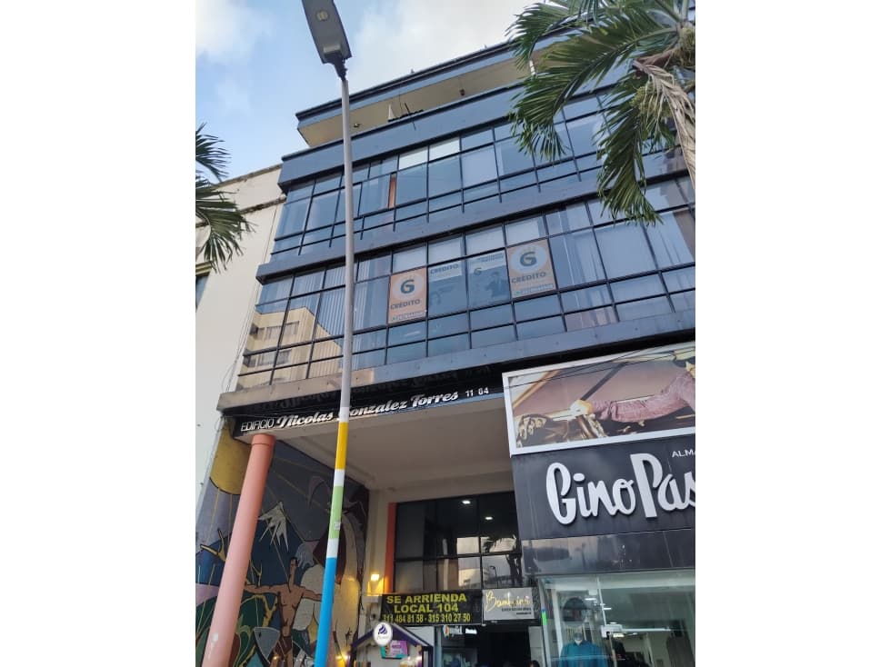 VENDO OFICINA 4 PISO CON BALCON , SECTOR CENTRO, ASCENSOR PROYECTADO - 1