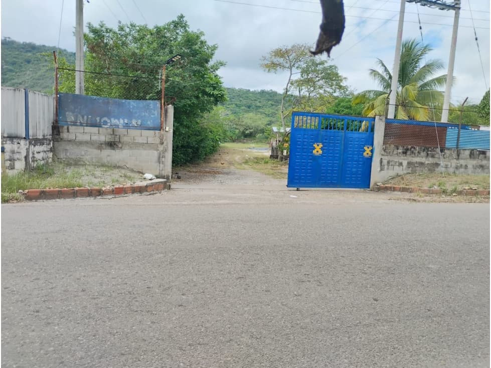 VENDO LOTE INDUSTRIAL CON OFICINA - 1