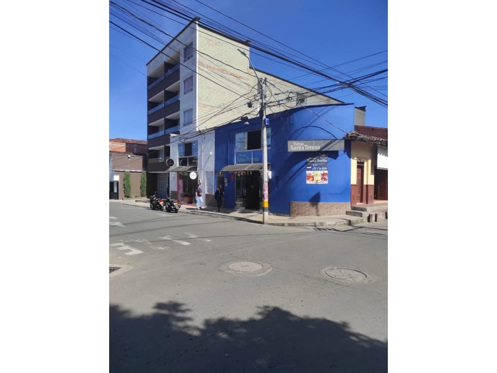 E0028. VENDO! 2 Locales con excelente ubicación comercial en La Ceja - 1