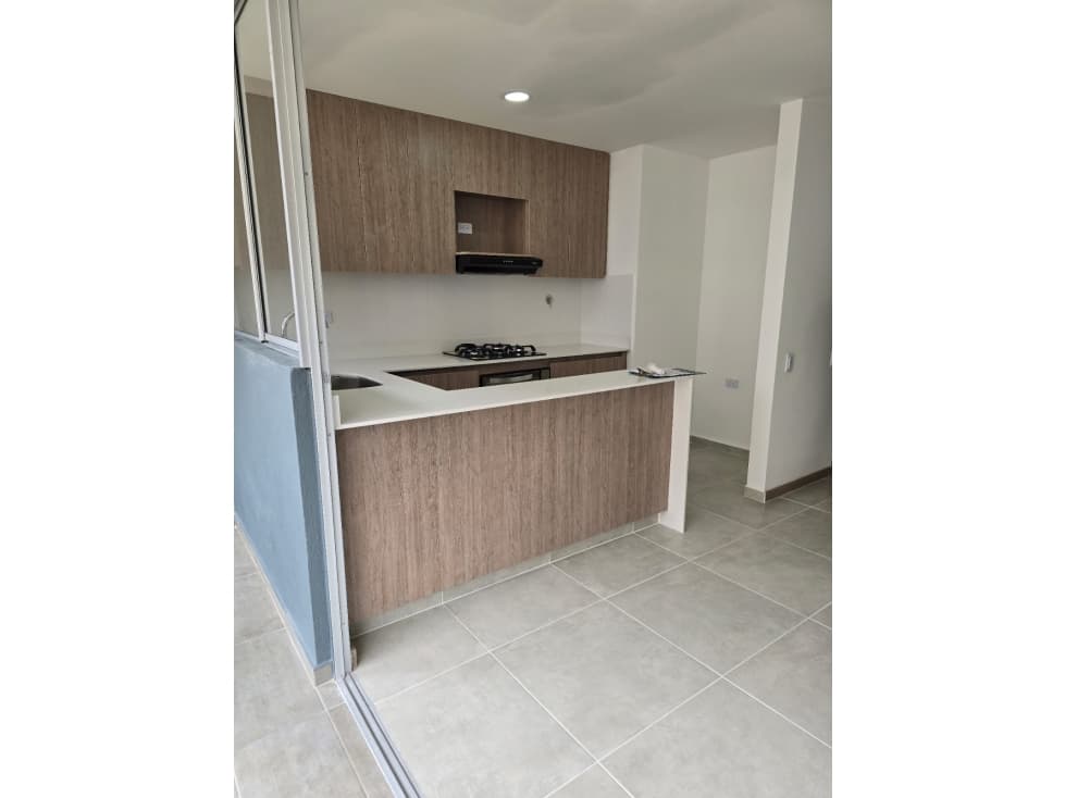 T0790. Alquilo! Apartamento con excelente ubicación en unidad cerrada - 1