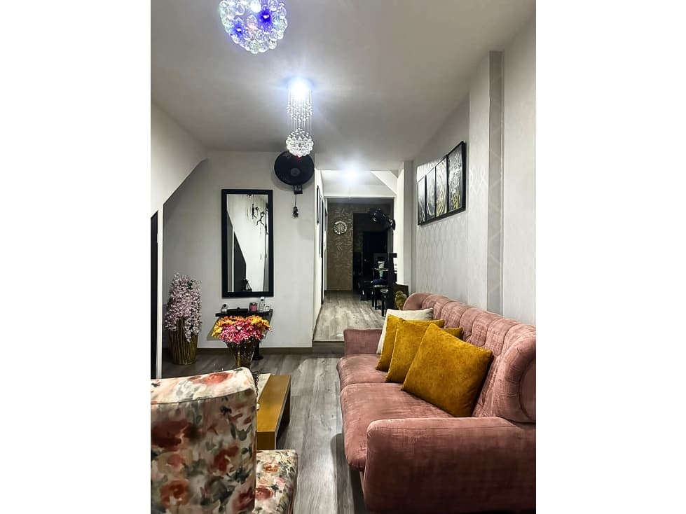 CASA ESQUINERA CON LOCAL COMERCIAL-TRES VIVIENDAS INDEPENDIENTES! - 1