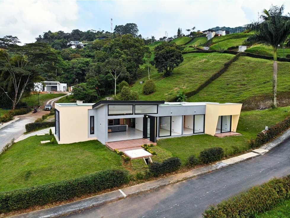 Casa campestre de lujo en condominio, vía a Santa Rosa de Cabal - 1