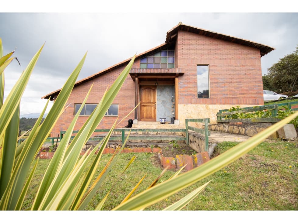 Finca con dos casas y pesebreras para venta en Guasca - 1