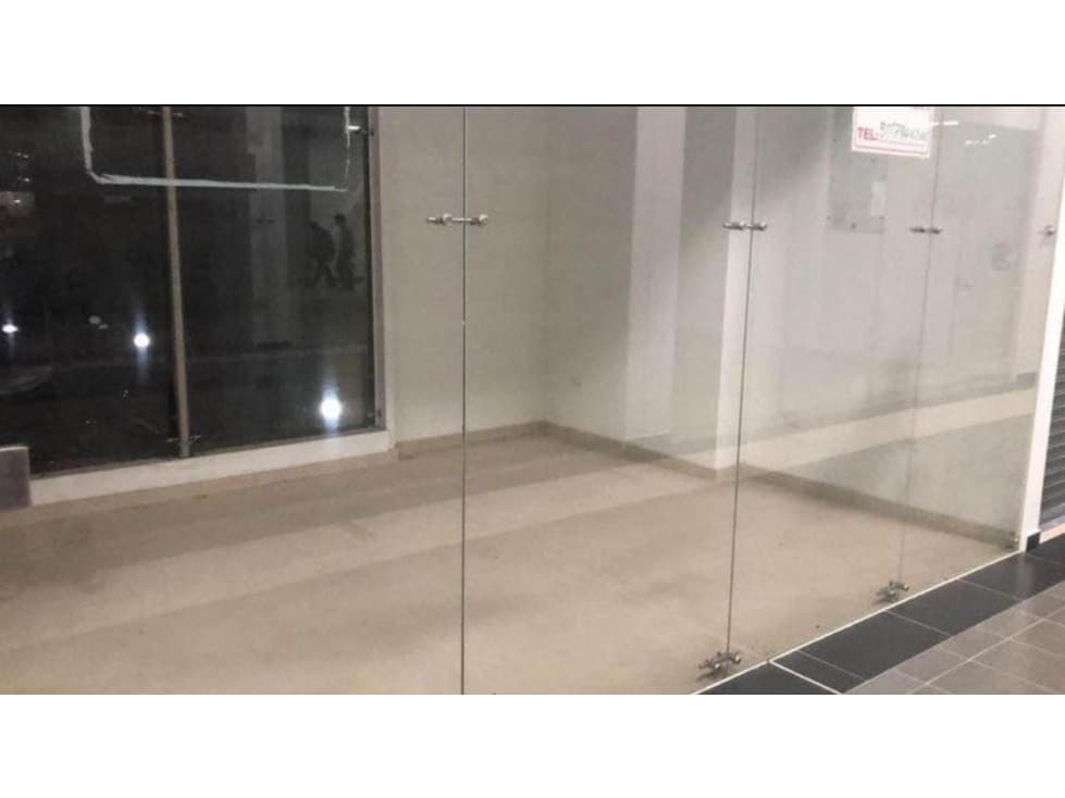 LUXA VENDE PERMUTA DE LOCAL COMERCIAL CENTRO COMERCIAL MONSERRAT PLAZA - 1