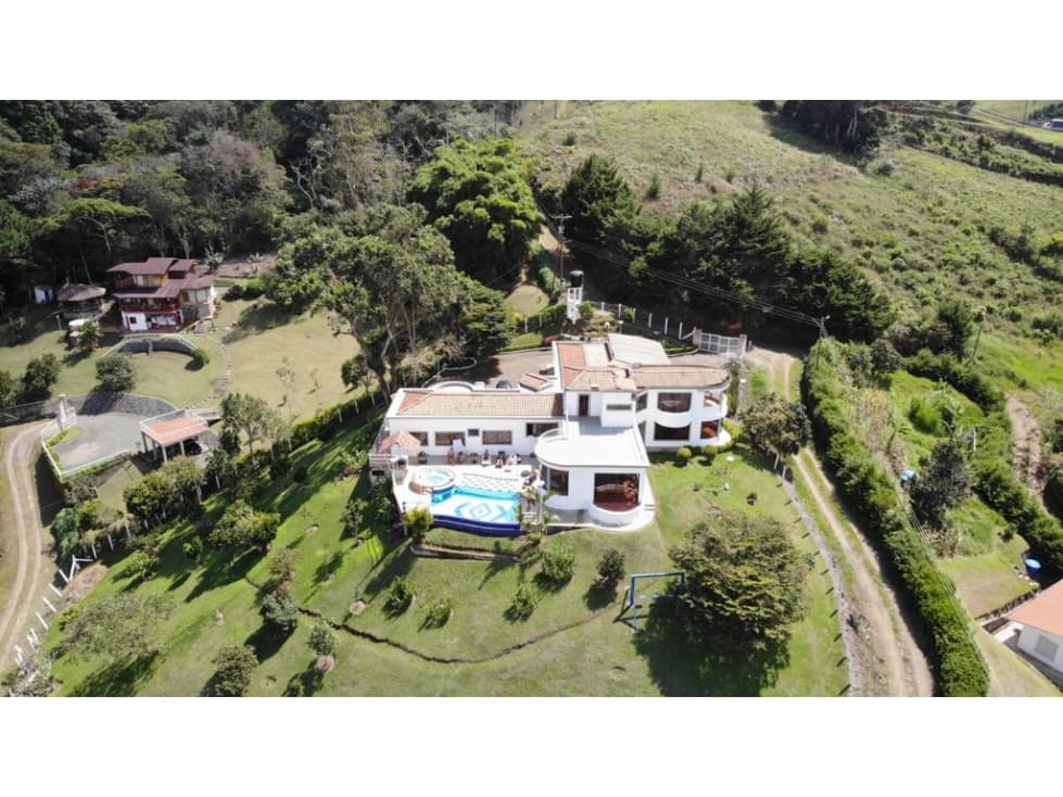 CASA CAMPESTRE EN UNIDAD RESIDENCIAL EXCLUSICA EN EL LAGO CALIMA - 1