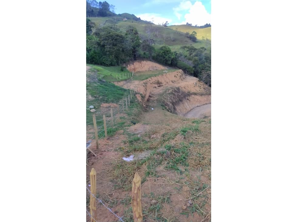 Lote en venta con doble banqueo y nacimiento en Barbosa - 1